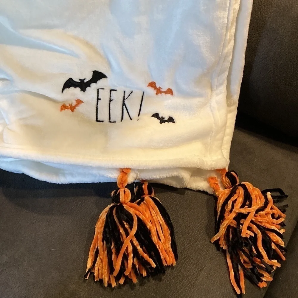 NWT Rae Dunn EEK BATS HALLOWEEN SOFT PLUSH HALLOWEEN THROW BLANKET TASSELS